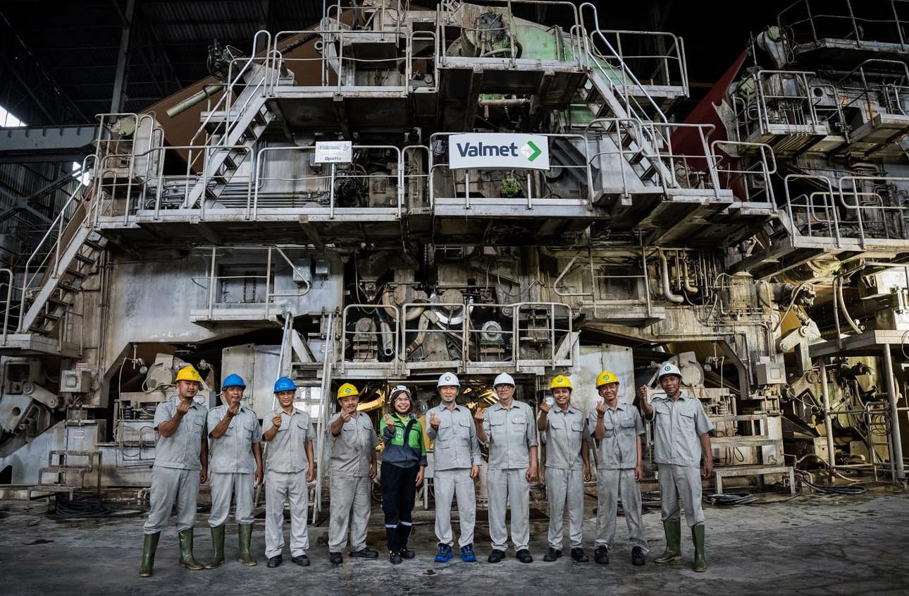 Mill operators and Valmet personnel in front of the new OptiFlo Layering Gap headbox at PT. Aspex Kumbong mill