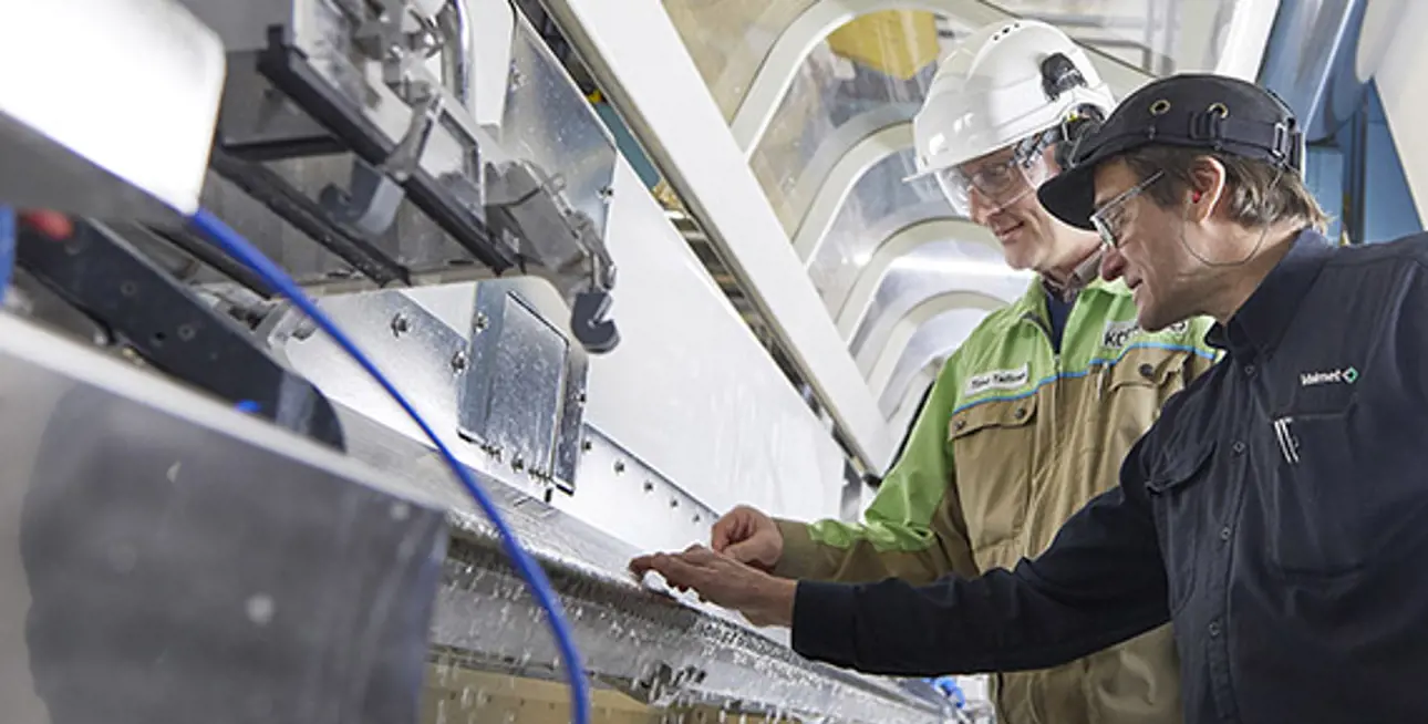 Timo Tallinen from Kotkamills (left) and Seppo Salminen from Valmet are checking the slide die of the Valmet supplied curtain coating station.